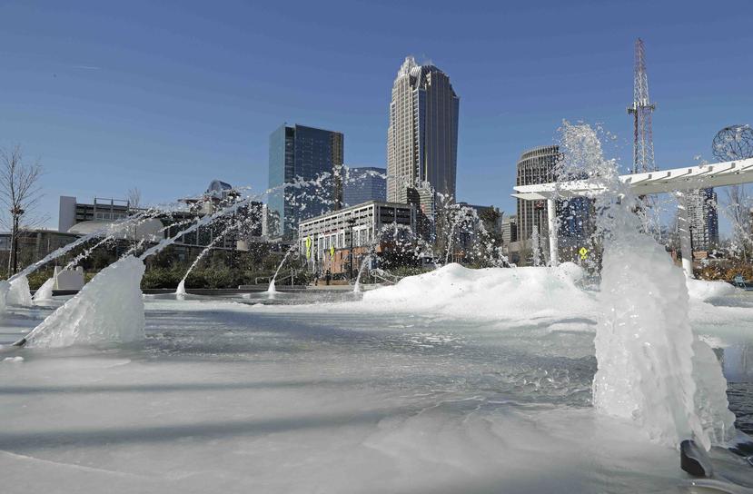 Chorros de agua brotan de una fuente congelada cerca del centro de Charlotte, en Carolina del Norte. (AP)