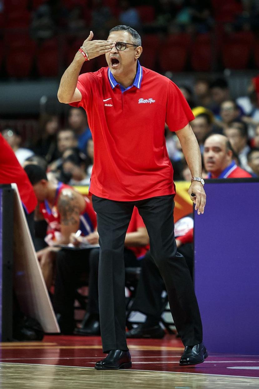 El técnico nacional y exjugador Eddie Casiano imparte instrucciones durante el choque ante Irán. (Cortesía FIBA.com)