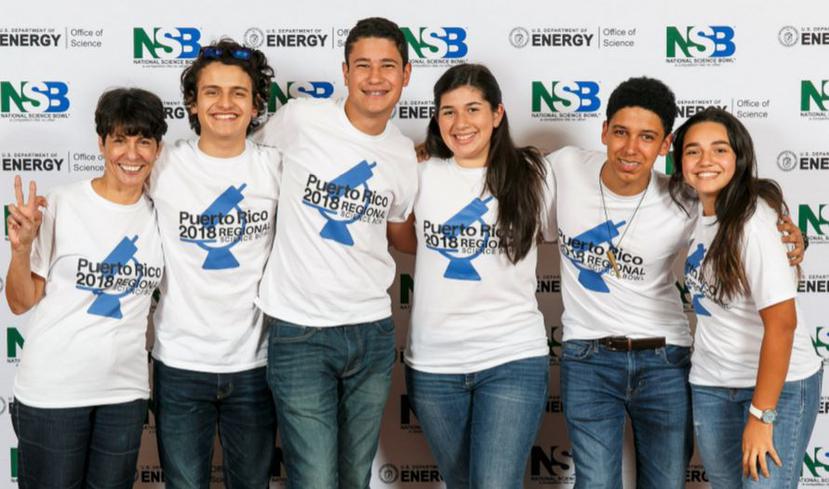 El equipo de nivel superior del Colegio Notre Dame de Caguas resultó ser uno de los mejores grupos en la competencia final del National Science Bowl 2018. En la foto, los estudiantes  junto a su entrenadora, Judith Martínez.