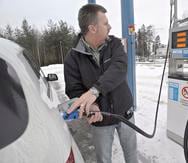 Un hombre llena el depósito de su vehículo de gas natural en una estación de servicio de la compañía Gasum, en Tattarisuo, Helsinki.