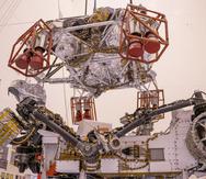 Foto del rover Perseverance durante el proceso de ensamblaje del vehículo. (NASA.org / JPL)