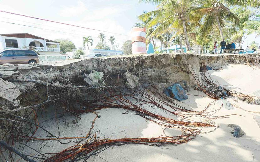 Situación de erosión costera que afectando a los residentes de las Parcelas Suarez en el 2016. (Archivo/GFR Media)