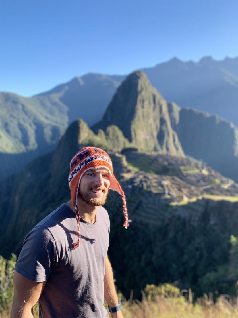 El influencer e ingeniero en Machu Picchu, Perú. 