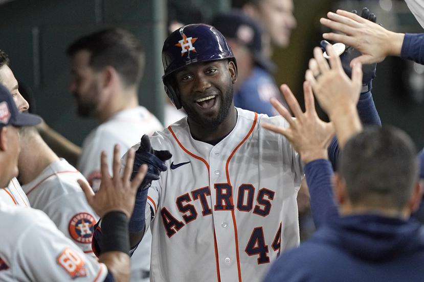 El cubano Yordan Álvarez, de los Astros de Houston, festeja con sus compañeros en la cueva, luego de conectar un jonrón ante los Mets de Nueva York.