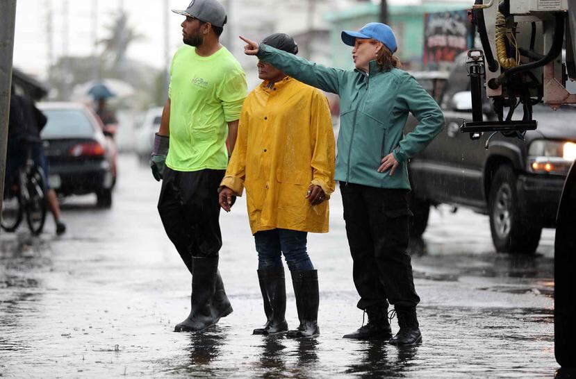 La alcaldesa Carmen Yulín Cruz estuvo presente durante los trabajos para eliminar el agua que inundó un tramo de la avenida Rexach.