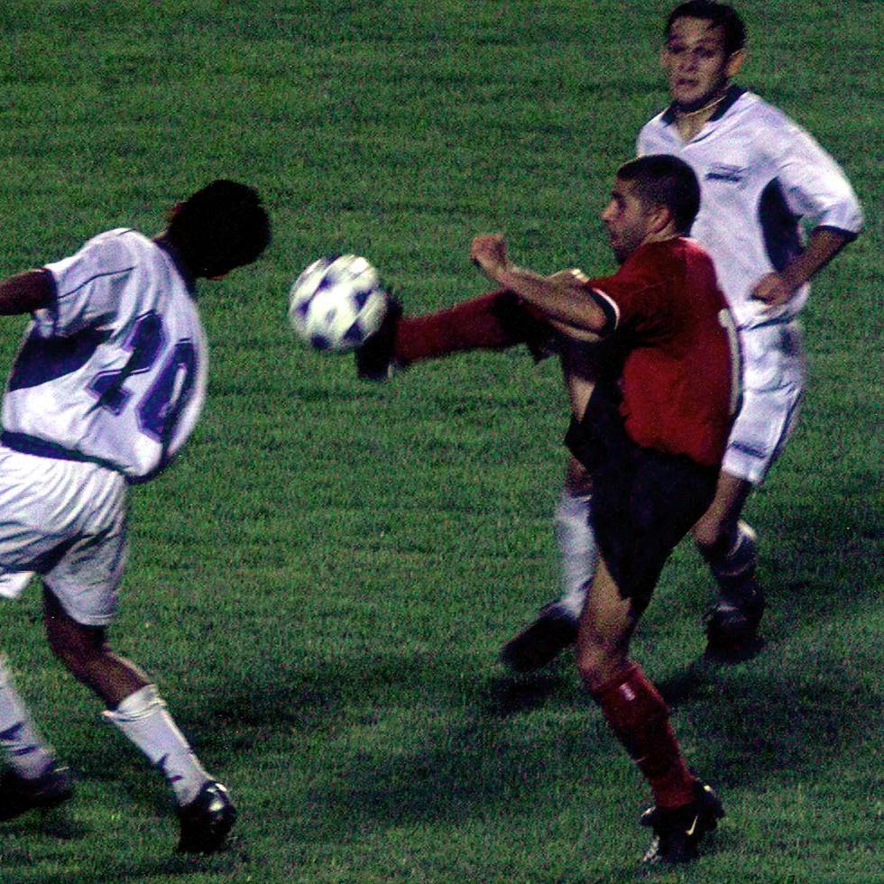 Chris Armas (centro) pelea por el control del balón en un partido entre Estados Unidos y Honduras en el 2001.
