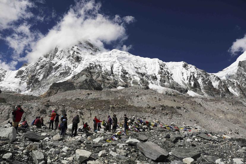Los sherpas son elegidos para abrir el camino hacia la cima y fijar cuerdas para otros alpinistas. (AP)