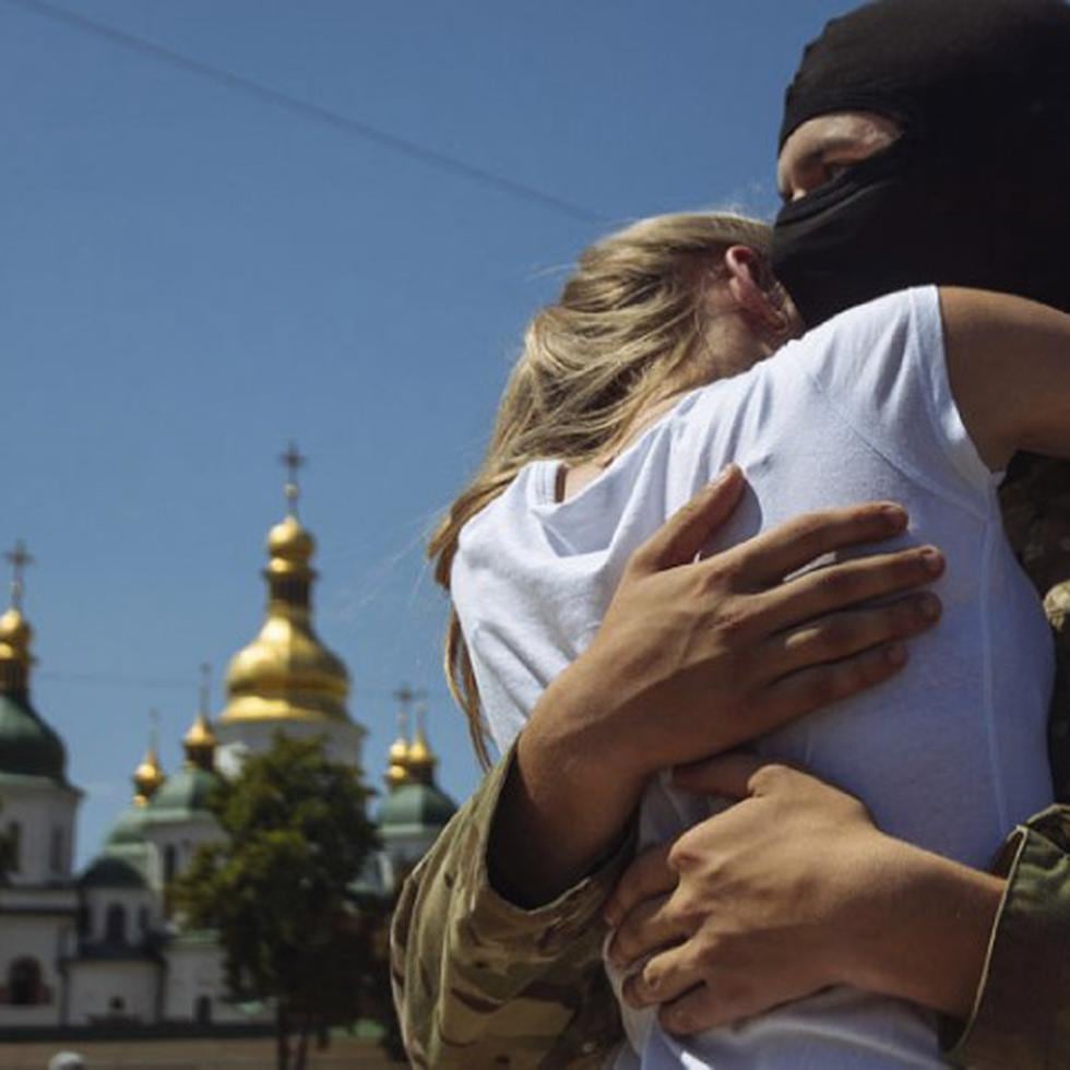 Un soldado del batallón ucraniano "Azov" abraza a su novia antes de jurar lealtad en una ceremonia tras la que partirá, junto con el resto de soldados hacia el este de Ucrania. 