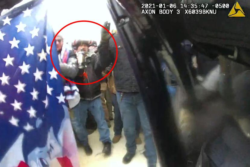 La imagen tomada del video de una cámara corporal policial muestra a Markus Maly, en el círculo rojo, en el Capitolio el 6 de enero de 2021. (Departamento de Justicia de EEUU via AP)