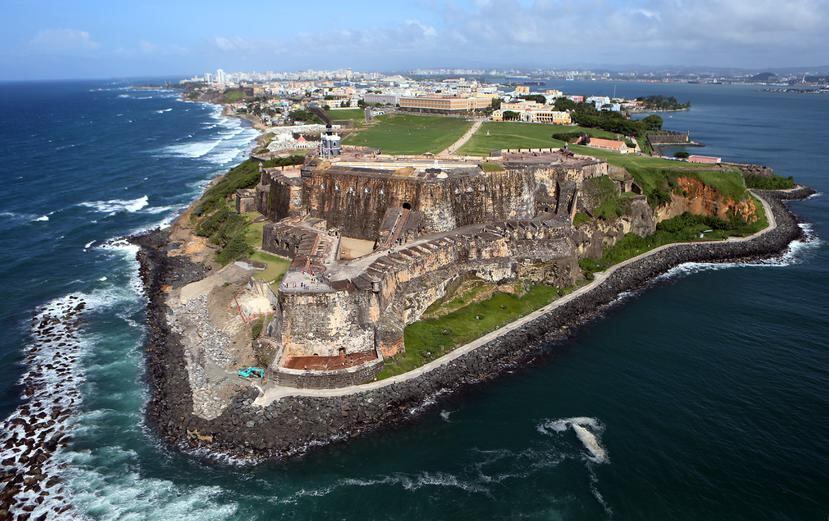 Vista aérea hacia el Castillo San Felipe del Morro en la entrada a la Bahía de San Juan.