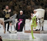 Participantes en un festival circense actuaron delante del papa este miércoles, durante su audiencia semanal, en el Vaticano.