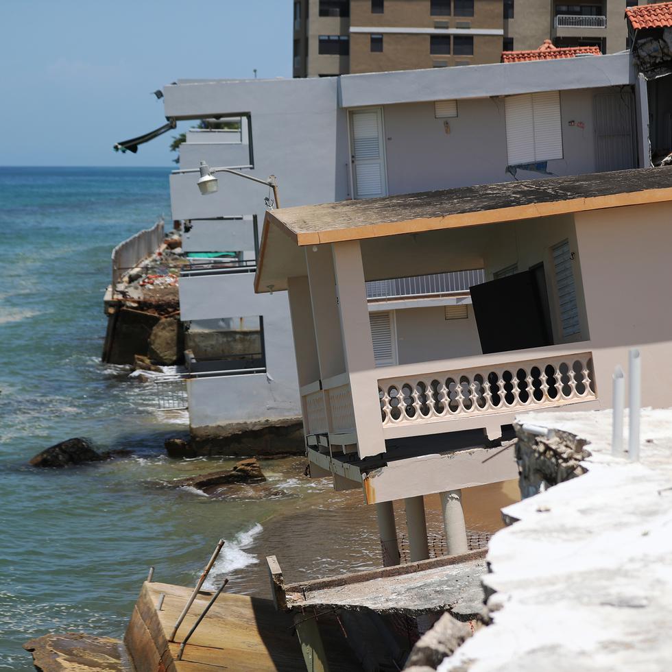 El Cuerpo de Ingenieros prevé terminar el Estudio Costero de Puerto Rico en febrero de 2022, tras lo cual deberá someter un informe al Congreso para detallar qué acciones finalmente se tomarán en las costas de San Juan y Rincón y a qué costo. Arriba, propiedades que colapsaron por la erosión en la playa Córcega de Rincón.