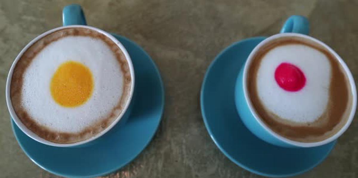 ¿Cómo se hace el diseño de un huevo frito en el café?