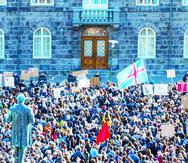 ISL12 - REYKJAVIK (ISLANDIA), 4/4/2016.- MAnifestantes se concentran hoy, lunes 4 de abril de 2016, durante una protesta que pide la renuncia del primer ministro islandÈs, Sigmundur David Gunnlaugson, frente al Parlamento en Reykjavic (Islandia). Gunnlaugsson descartÛ hoy dimitir por los denominados "papeles de Panam·", que han revelado que junto a su esposa tuvo una empresa en un paraÌso fiscal, mientras los principales partidos de la oposiciÛn abogaron por un adelanto electoral. EFE/BIRGIR POR HARDARSON / PROHIBIDO SU USO EN ISLANDIA 