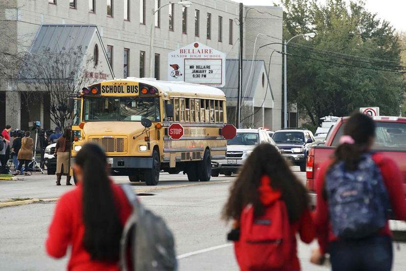 Estudiantes observan del otro lado de la acera mientras las autoridades responden a un tiroteo en la escuela secundaria Bellaire el jueves 14 de enero de 2020, en Bellaire, Texas. (Mark Mulligan/Houston Chronicle via AP)
