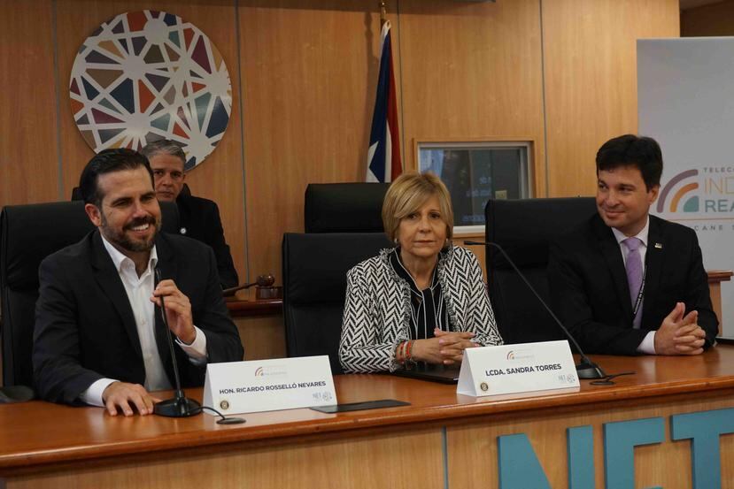 El gobernador, Ricardo Rosselló junto a la presidenta del Negociado de Telecomunicaciones, Sandra Torres, y el subdirector de la AEE, Jaime López. (GFR Media)