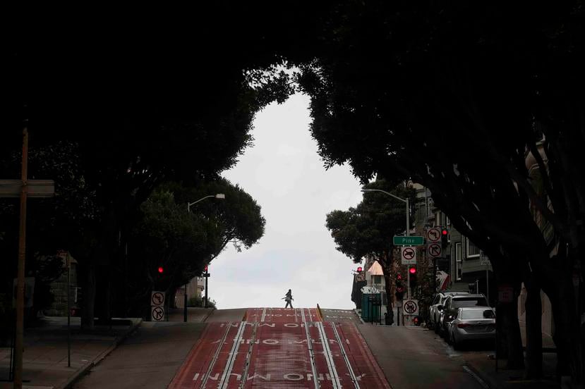 Una persona cruza a pie por las vías del tranvía en Powell Street, San Francisco. (AP)