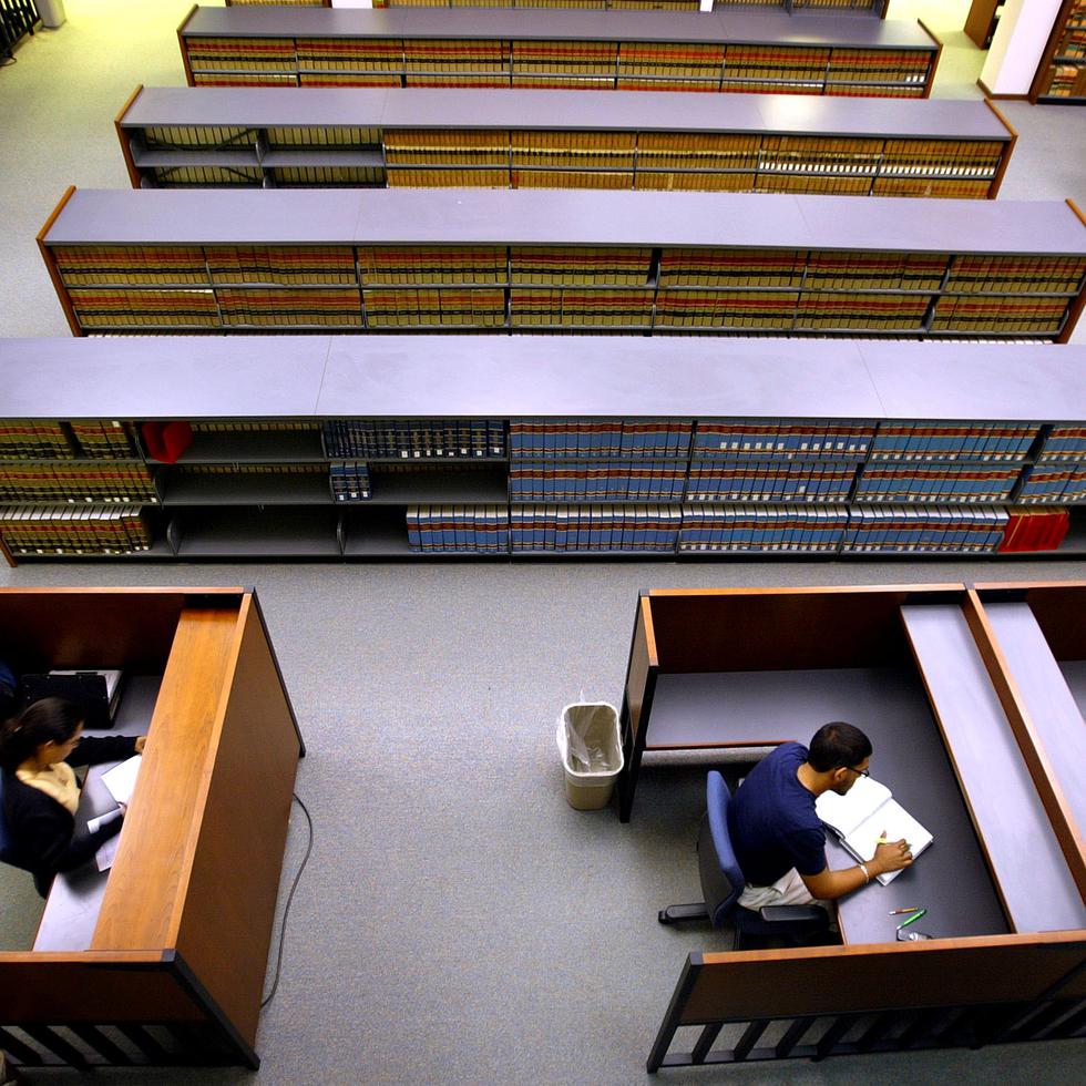 Estudiantes en la biblioteca de la Escuela de Leyes de la Universidad de Puerto Rico, Recinto de Río Piedras.