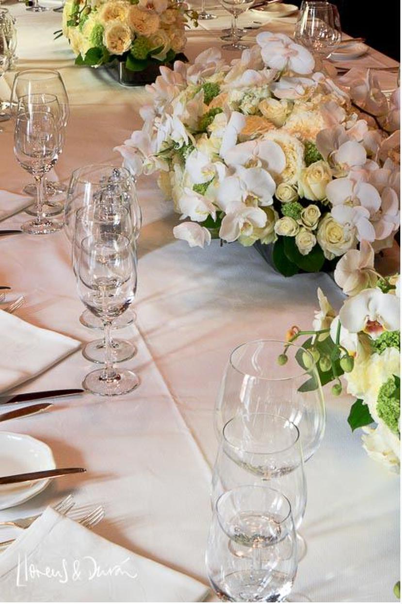 Expertos en la decoración de bodas y todo tipo de eventos son conscientes de que no se decora de la misma manera para un almuerzo que para una cena. (Captura de pantalla/ www.llorensyduran.eu)