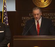 William Stephen Muldrow (der.), jefe de la Fiscalía federal en Puerto Rico, junto al director de la Oficina de San Juan del Negociado Federal de Investigaciones (FBI), Joseph González.
