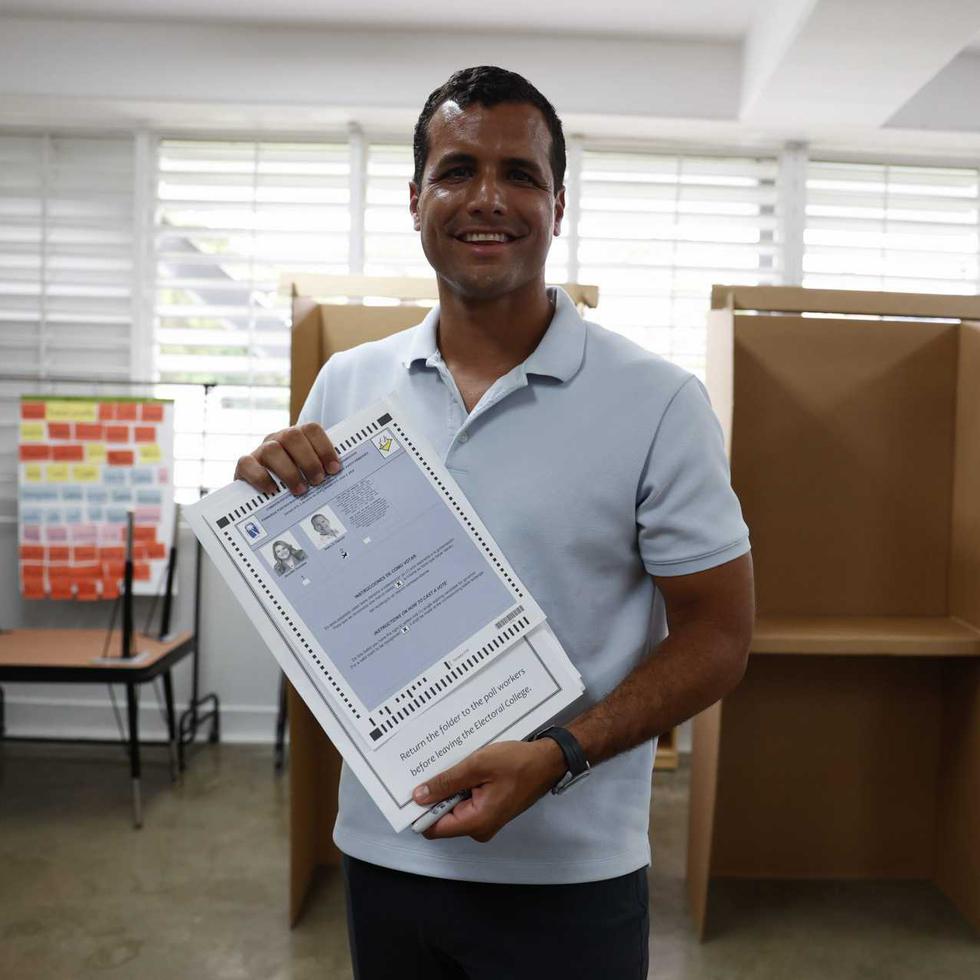 Michael Pierluisi Rojo, exsecretario del Departamento de Asuntos del Consumidor, llegó a primera hora de la mañana a la escuela elemental Jacinto López Martínez, donde compartió que, “con orgullo”, votó por su padre.