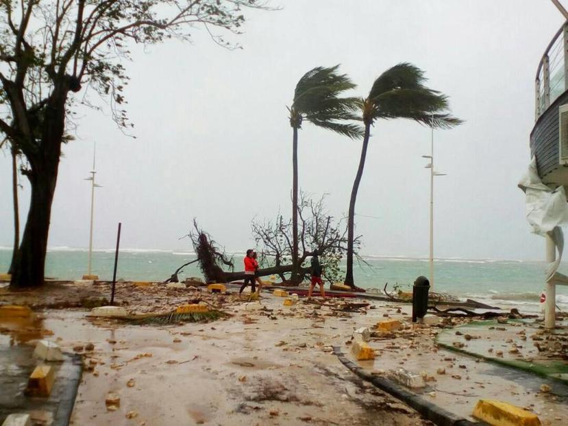 Una imagen del paso del huracán María por la isla de Guadalupe en el Caribe.