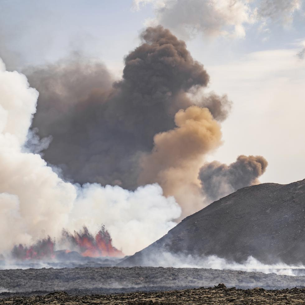 El volcán Fagradalsfjall, al suroeste de Islandia, entró en erupción el miércoles por quinta vez desde diciembre, arrojando lava roja que una vez más amenazó la costa. ciudad de Grindavik y provocó la evacuación del popular balneario geotérmico Blue Lagoon. 