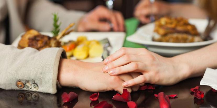 Una cena romántica con la pareja es la preferida del consumidor. (Shuttlestock)