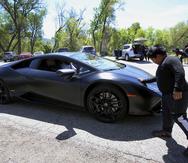 Adrian Zamarripa toca el frente de un Lamborghini Huracan, en Ogden, Utah, el martes 5 de mayo de 2020. (AP)