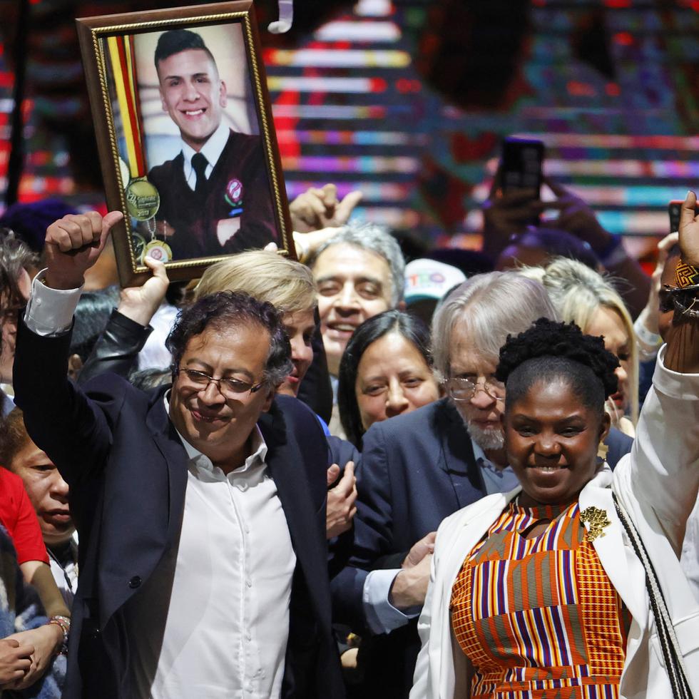 El presidente electo Gustavo Petro celebra junto a su formula a la vicepresidencia, Francia Márquez, tras obtener 11.270.944 votos, equivalentes al 50,49 %,  hoy en el Movistar Arena en Bogotá (Colombia). EFE/ Mauricio Dueñas Castaneda
