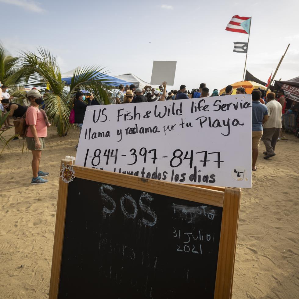 Un grupo de ciudadanos protestan en una marcha desde la playa Los Almendros en contra de la construcción de una piscina en el condominio Sol y Playa, hoy sábado 31 de Julio.