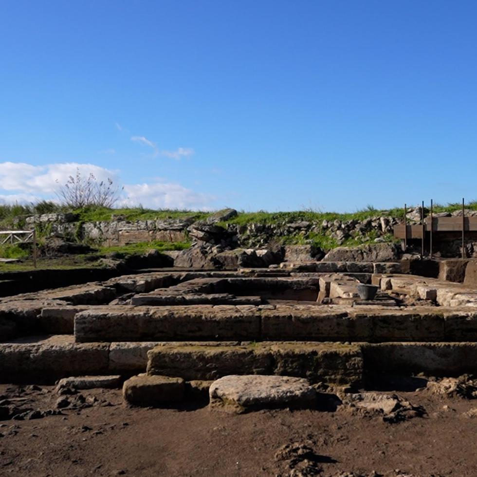 Una fotografía proporcionada por el Ministerio de Cultura italiano muestra parte del nuevo descubrimiento realizado en el sitio arqueológico de la antigua ciudad de Poseidonia-Paestum, al sur de Nápoles, Italia.