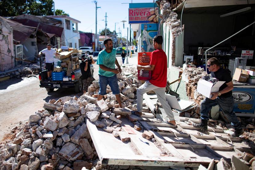 El terremoto registrado el pasado martes provocó el desplome de múltiples estructuras, como la de esta ferretería en Guánica, uno de los pueblos de la zona sur que resultó perjudicado.