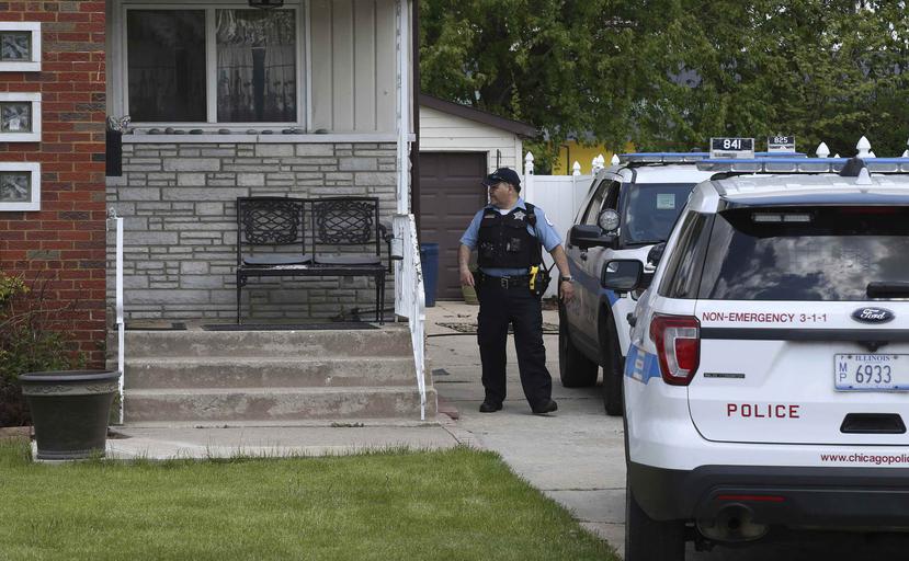 Un policía de Chicago aparece frente a una casa en Chicago donde Marlen Ochoa-Uriostegui fue hallada tras haber sido estrangulada. (Terrence Antonio James/Chicago Tribune via AP)