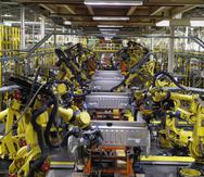 Brazos robot soldando plataformas de camionetas Ford F-150 en la línea de ensamblaje en la fábrica Ford Rouge en Dearborn, Michigan. (AP Foto/Carlos Osorio, Archivo)