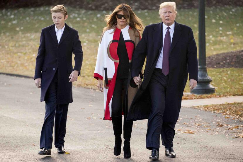 Barron, Melania y Donald Trump caminan en el patio de Casa Blanca. (AP)