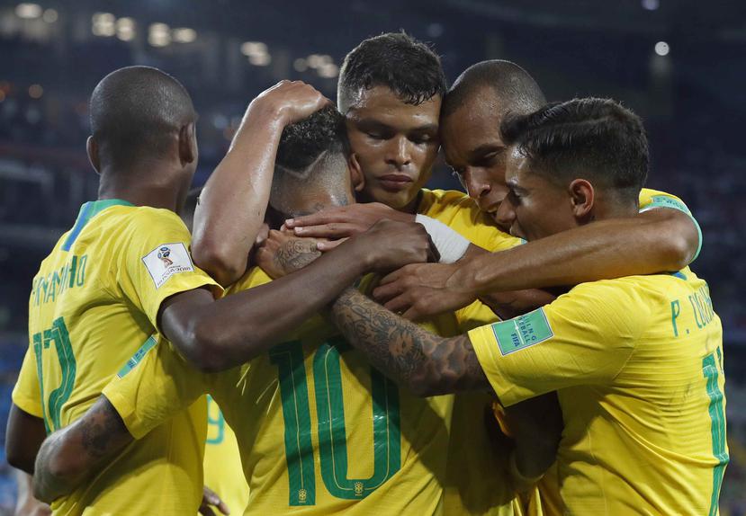 Thiago Silva celebra su gol con sus compañeros de Brasil. (AP)