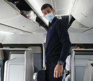 En esta imagen de archivo, Novak Djokovic se prepara para sentarse en un avión rumbo a Belgrado, en Dubái, Emiratos Árabes Unidos, el 17 de enero de 2022.