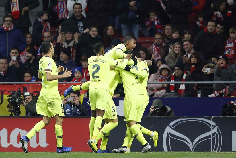 Dembélé celebra su gol con los integrantes del Barcelona. (AP)