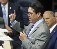 El representante republicano Cord Byrd habla sobre un proyecto de ley de inmigración durante una sesión en la legislatura de Florida, en Tallahassee. (AP/Steve Cannon)