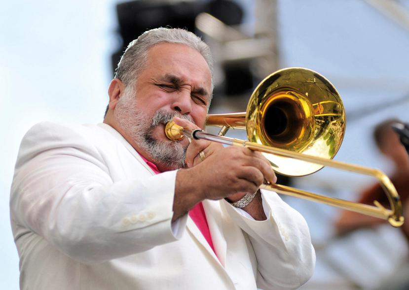 Fotografía sin fechar cedida este sábado por la colección del músico y cantante puertoriqueño Willie Colón, a quien se le ve tocando un trombón durante un concierto. (EFE)