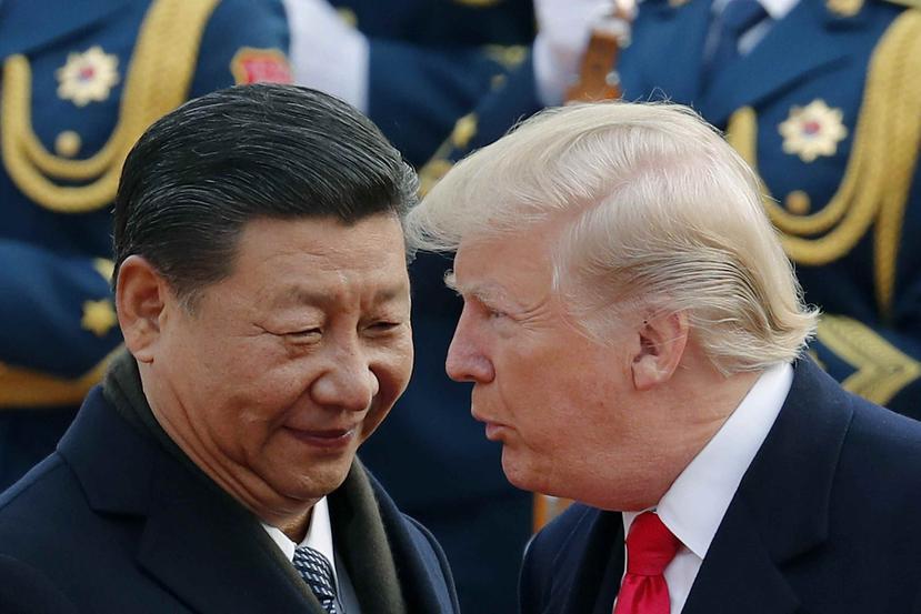 El presidente chino Xi Jinping comparte con Donald Trump durante una actividad llevada a cabo en Pekín en 2017. (AP / Andy Wong)
