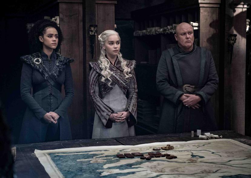 Missandei, Daenerys y Lord Varys discuten un nuevo plan de guerra. (Helen Sloan/ HBO)