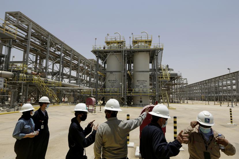Ingenieros de Saudi Aramco y periodistas visitan una planta de gas natural en Hawiyah, en el este de Arabia Saudí.