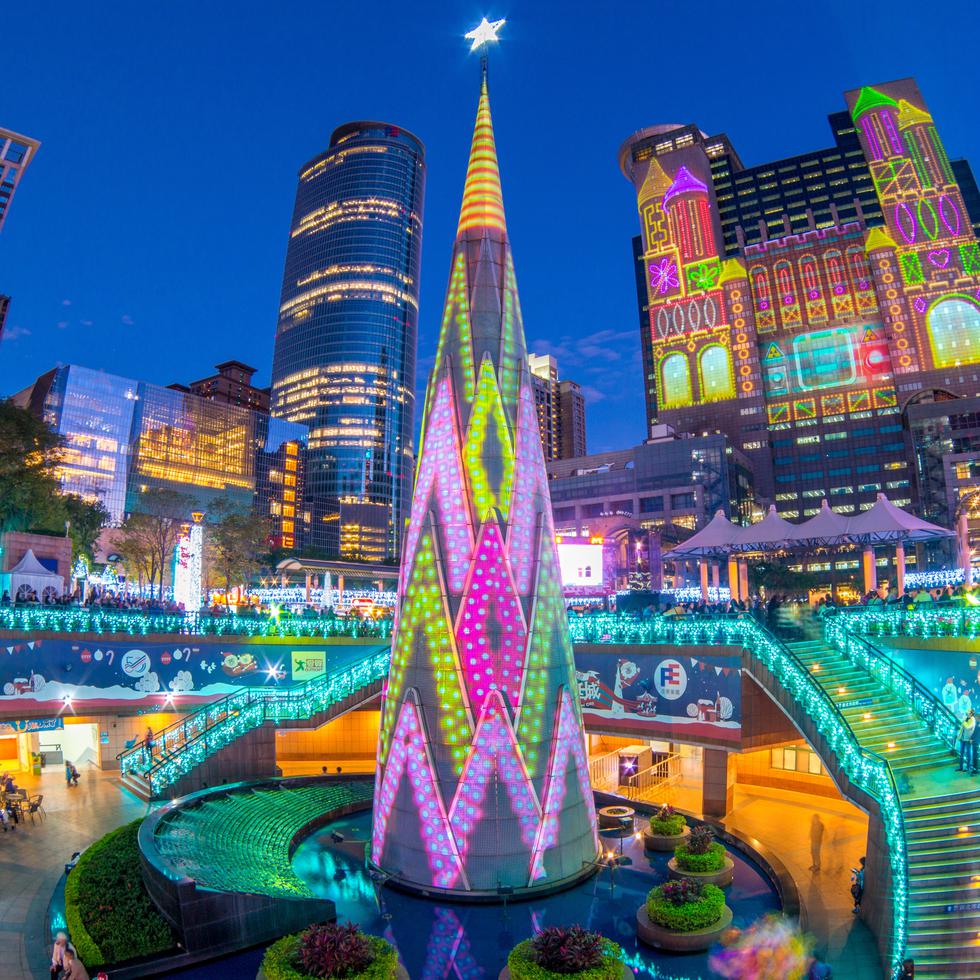 Taiwán: En la bulliciosa Taipei, la capital taiwanesa, se encuentra el distrito de Xinban y, en su corazón, un enorme y colorido árbol acompaña a la decoración que hace del lugar un parque infantil navideño.

