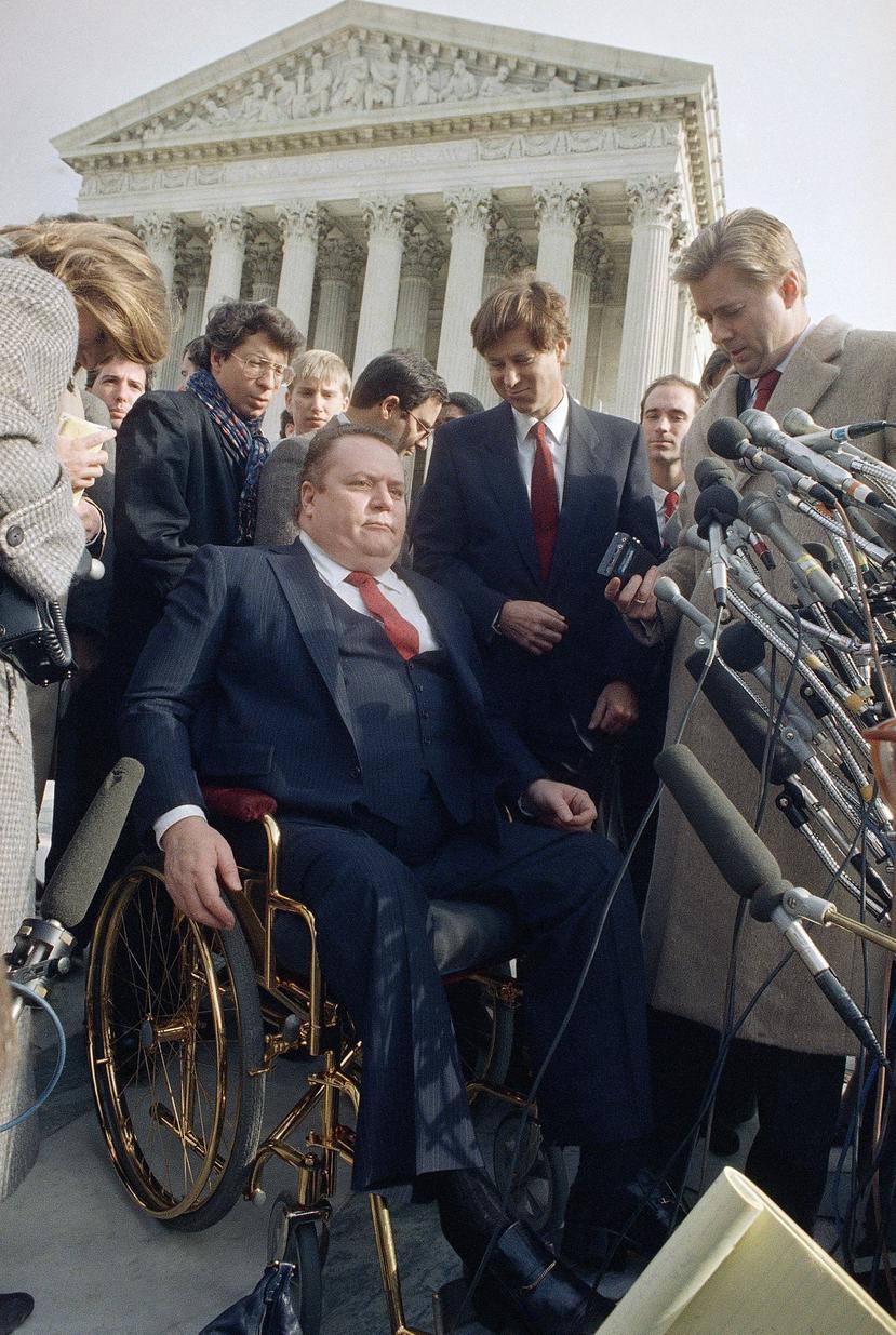 El editor de la revista “Hustler”, Larry Flynt, se retira de la Corte Suprema en Washington, el 3 de diciembre de 1987, después de una audiencia sobre su caso.