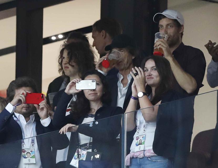 El rockero Mick Jagger se da una cerveza y observa la semifinal de la Copa del Mundo entre Inglaterra y Croacia, el miércoles 11 de julio de 2018, en el estadio Luzhniki de Moscú. (AP)