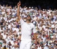 Novak Djokovic celebra tras derrotar a Nick Kyrgios en la final de Wimbledon.