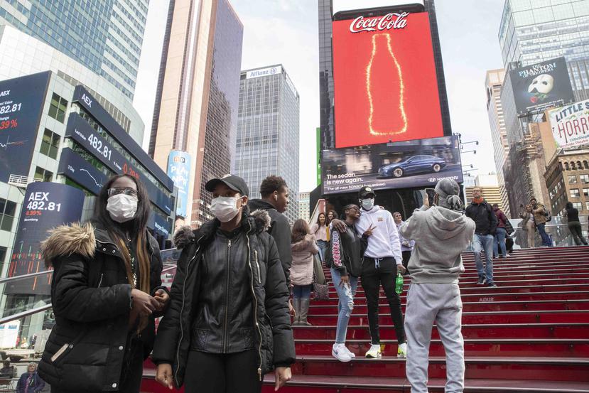 Personas en Times Square en Nueva York con mascarillas. (AP)