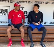 De izquierda a derecha, Alexis conversa con su hermano Edwin en uno de los dugouts horas antes del inicio de la serie entre Mets y Reds.